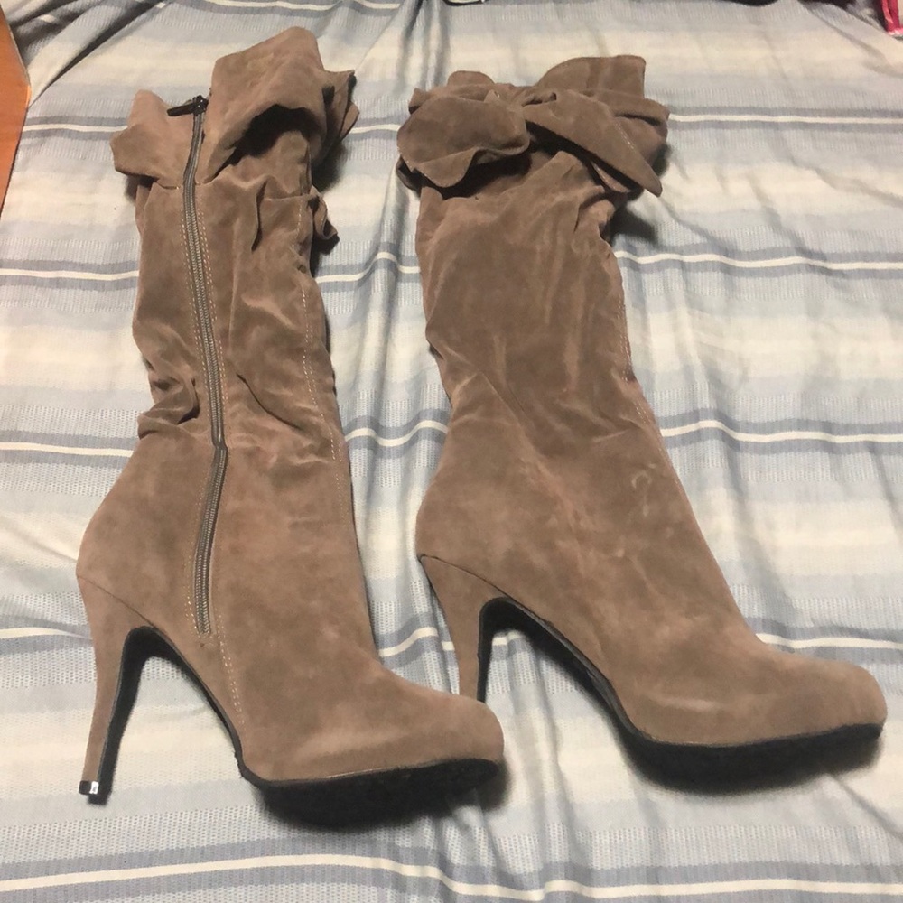 Brown boots with bow